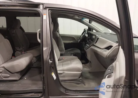 2015 Toyota Sienna Le 8 Passenger z USA, uszkodzony, nr VIN 5TDKK3DC5FS565469